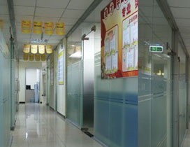 宽敞的校区走廊