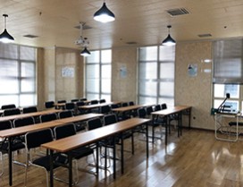 宽敞整齐的教室