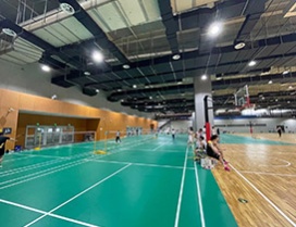 宽敞的羽毛球篮球馆