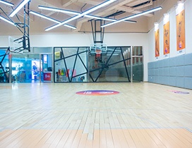 精心建设的篮球场