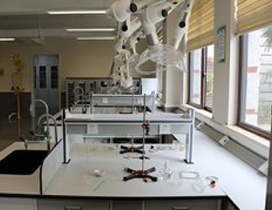 设备崭新的化学实验室