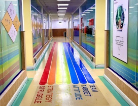 宽敞的教室走廊