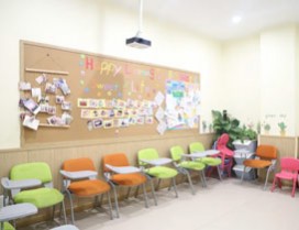宽敞整洁教室环境