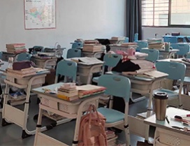 桌椅排放整齐的教室