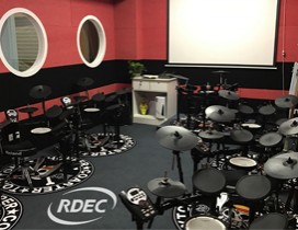 干净明亮的电鼓教室