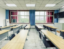 窗明几净的教室
