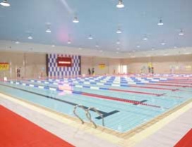 明亮宽敞的游泳教室