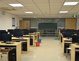 设备齐全的计算机教室