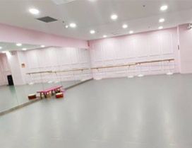 明亮的舞蹈教室