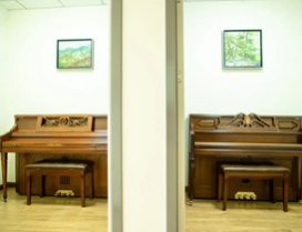 整洁的钢琴教室